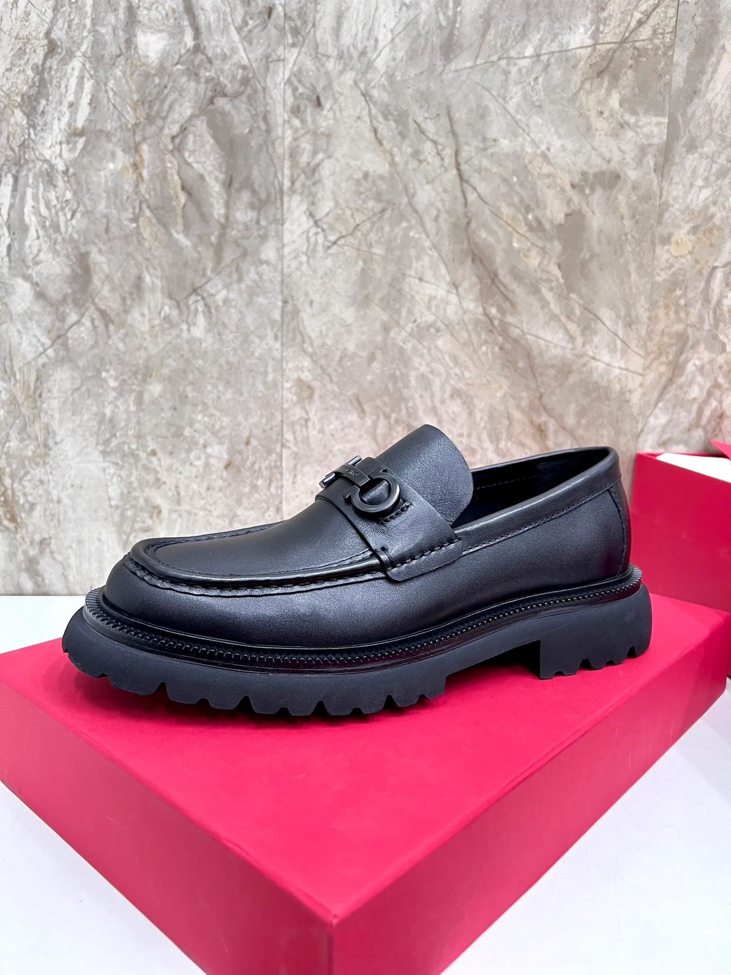 Original quality P780 Brand: Ferragamo Standard code: Men's code 39.40.41.42.43.44 Grade: Same style as the official website High-quality men's shoes Material: Customized first-layer calfskin with water-dyed cowhide lining Cowhide tiptoe Original non-slip and wear-resistant rubber outsole Style category: Men's formal business leather shoes are young and fashionable European and American trends British style Casual matching Comfortable feet Color: actual picture